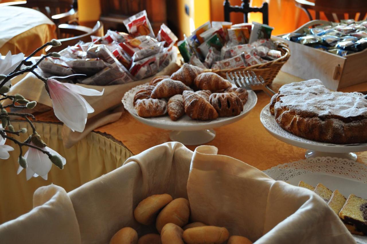 Hotel Elena Saint-Vincent Bagian luar foto