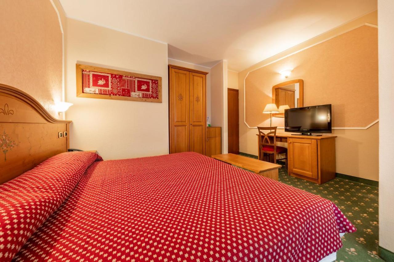 Hotel Elena Saint-Vincent Bagian luar foto
