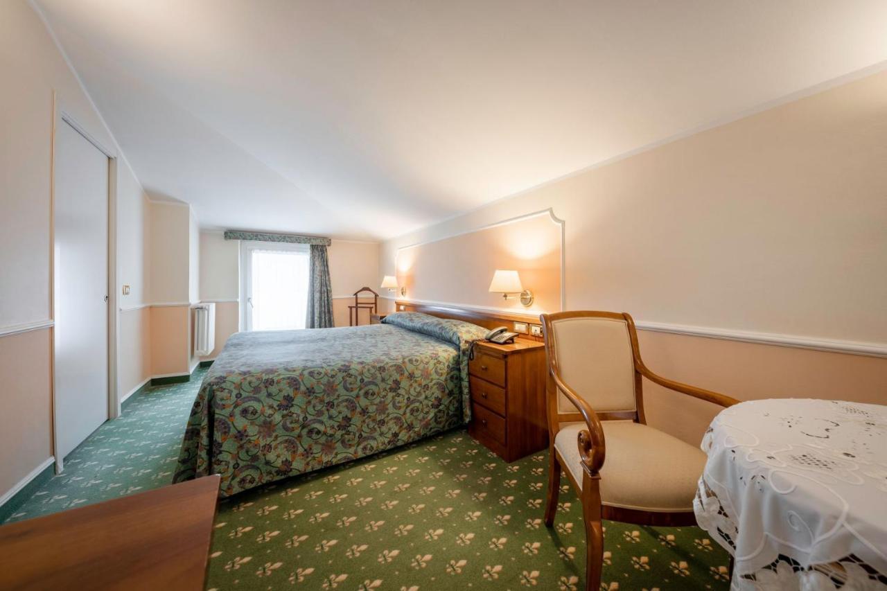 Hotel Elena Saint-Vincent Bagian luar foto
