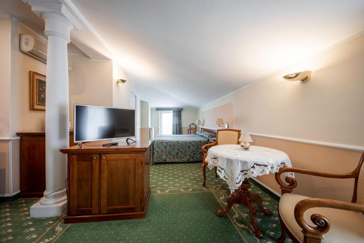 Hotel Elena Saint-Vincent Bagian luar foto